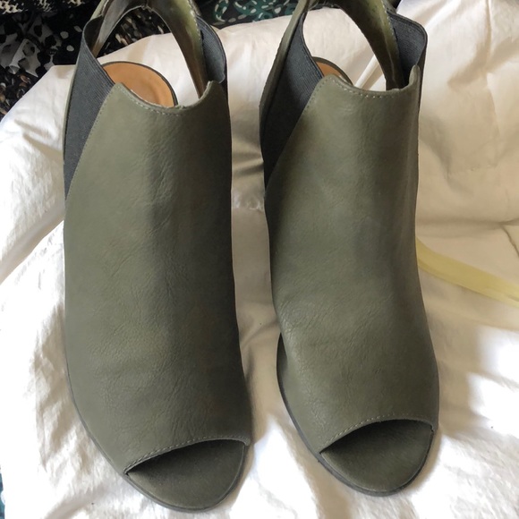 Olive green ankle sandals- with elastic cut in - Picture 2 of 3